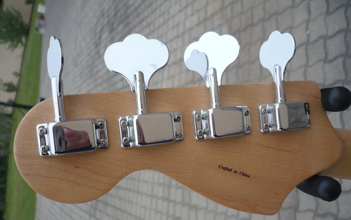 Uzavreté mechaniky Squier 2010.jpg