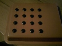 Navrtané otvory se spínači. Pohled ze shora.