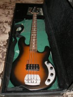 První basa. Spousta chyb, díky kterým nejde dát dohmat proklatě nízko. Ale hrát se na to dá docela slušně