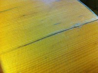 Prasklina na přední desce.