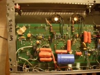 M/B Caliber - zbytečně dlouhé dráty (šedé) u dvou potenciometrů vlevo a jednoho vpravo. Mohly být kratší