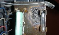 Viditelně nastal zkrat, pravděpodobně přeskočením jiskry v patici elektronky EL34 v koncovém stupni mezi anodou a polem žhavením což je pro tyto zesilovače typicky zejm pro vysoké anodové napětí cca 600-650V !