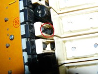 na této klapce chybí kus bílého plastu