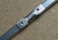 Pohled zespodu, bude zapuštěno o 2 mm pod výztuhou a upevněno 2 vruty