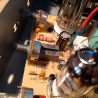 Pohled zhora - "vrt" je mezi součástkou R18 a R19