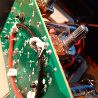 Pohled ze spoda - díra je u černého kabelu mezi přiletovanými součástkami